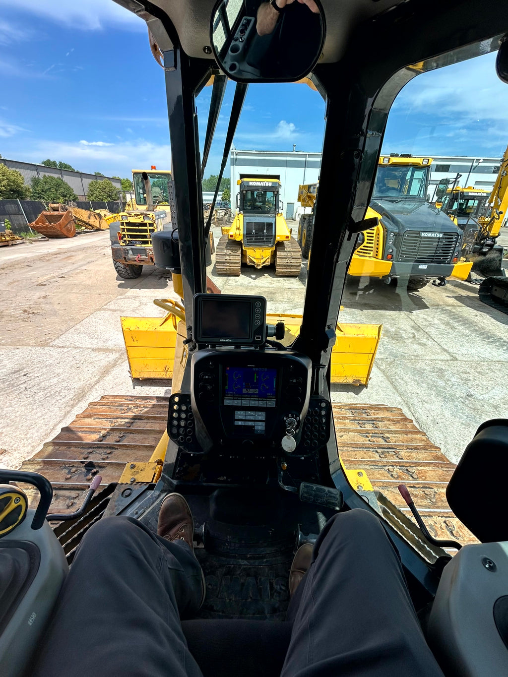 2022 D61PXi-24 with 2996 Hours