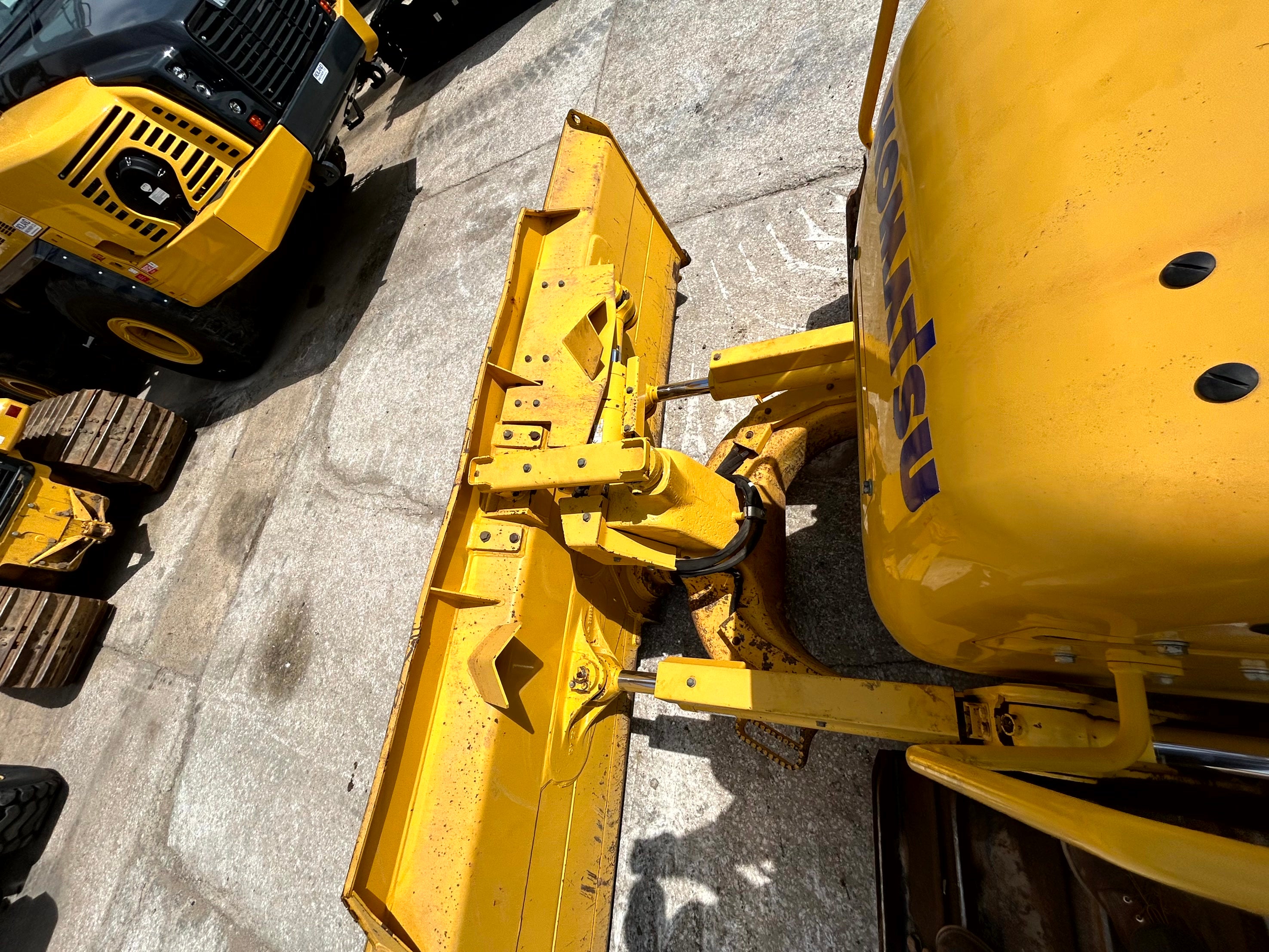 2022 D61PXi-24 with 2996 Hours
