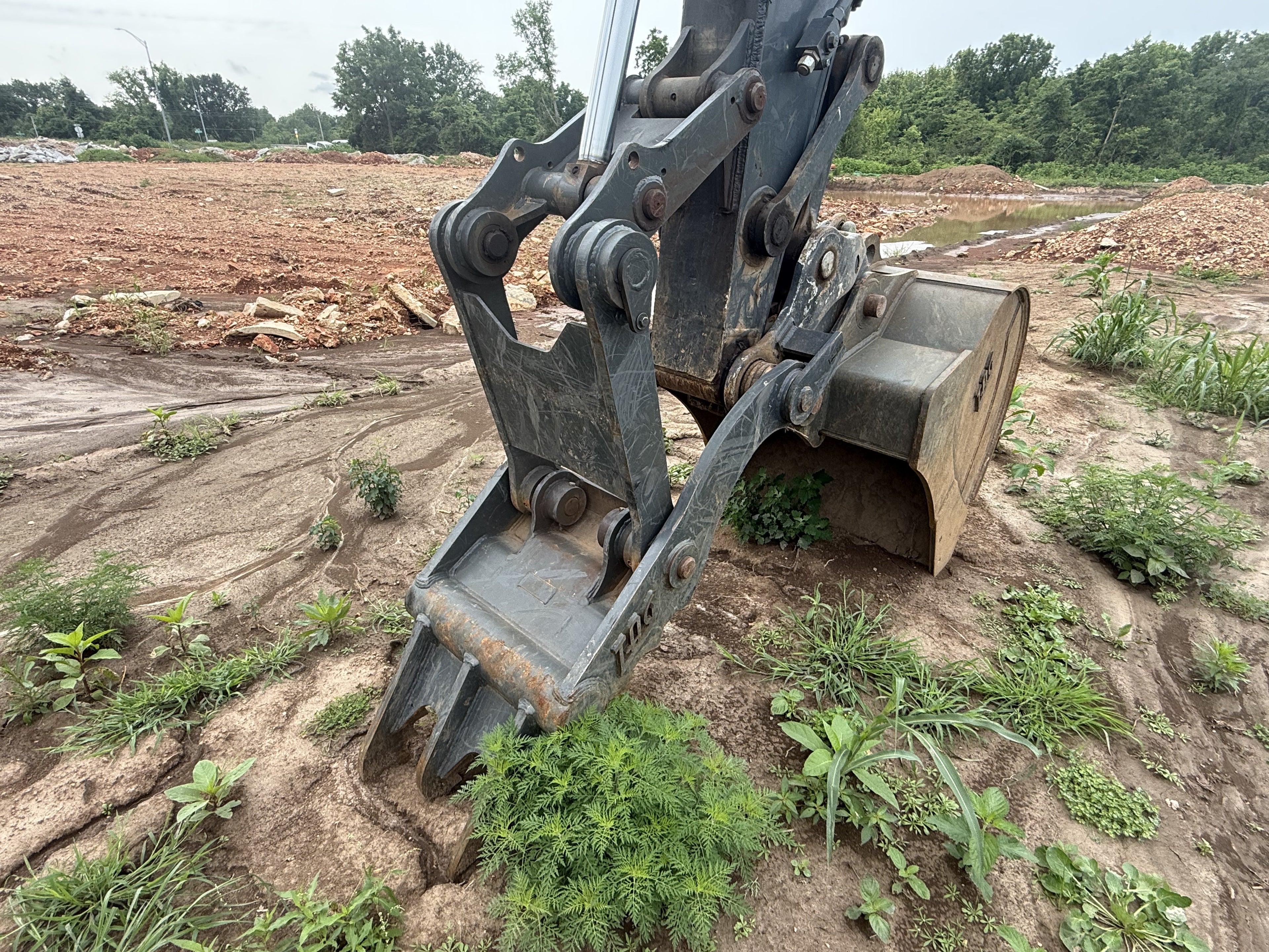 Progressive link hydraulic thumb — John Deere 245G