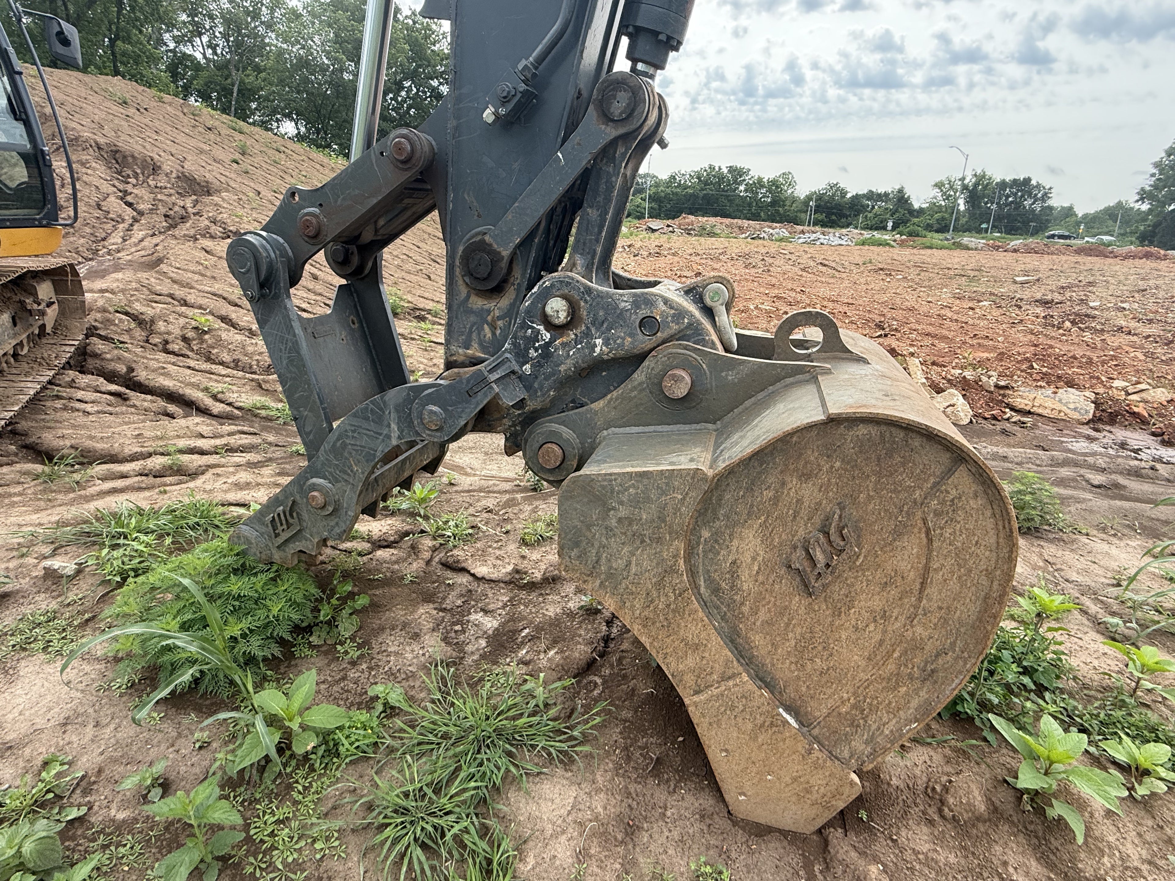 Progressive link thumb and bucket — John Deere 245G LC